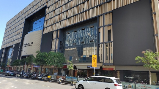 大型戶外LED屏讓濟南某商務樓宇成商業(yè)美學新地標